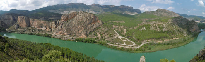 Les vistes sobre la les parets principals i el Montroig són una constant a tota la via